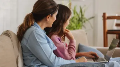Orang tua dan remaja menonton serial bersama sambil berbicara hangat sebagai bagian dari parenting modern
