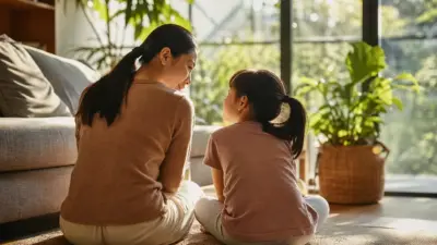 Orang tua menenangkan anak yang sedang emosi di ruang keluarga dengan pendekatan parenting positif