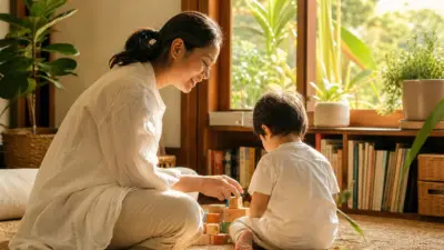 Orang tua berbicara hangat dengan anak di ruang keluarga sebagai contoh pengasuhan positif yang tenang